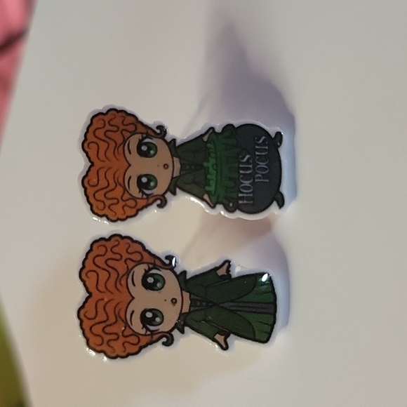 Winifred Sanderson Stud Earrings, mismatched - Picture 5 of 8
